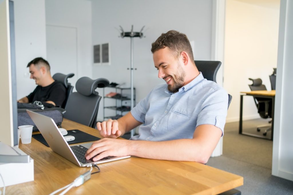 HubSpot macht AEO zum Standard: Diese 4 Website-Bausteine brauchen kleine Büros jetzt für Sichtbarkeit in ChatGPT